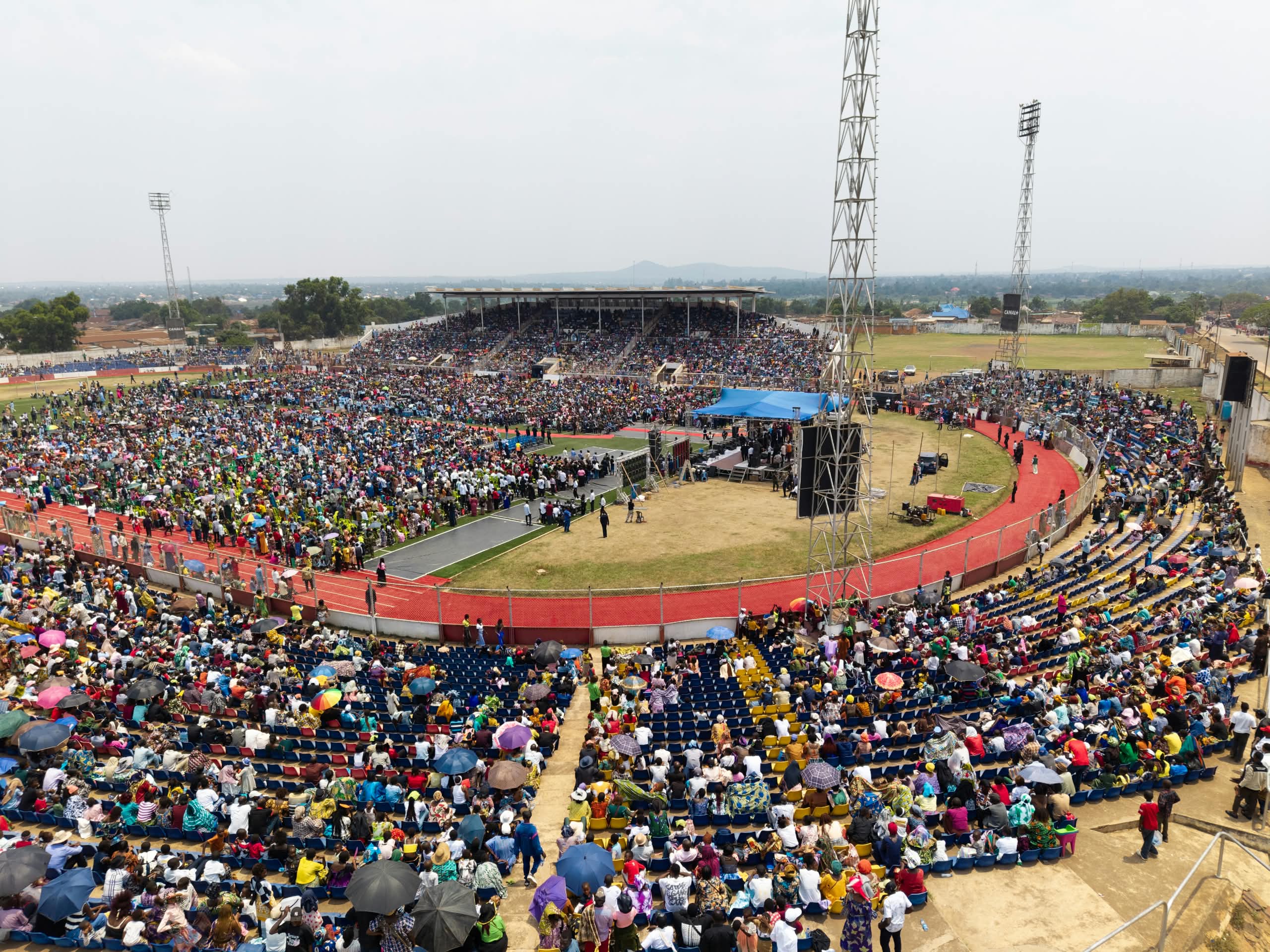 Lubumbashi : le Prophète Jules Mulindwa rassemble une foule immense au stade Kibassa Maliba